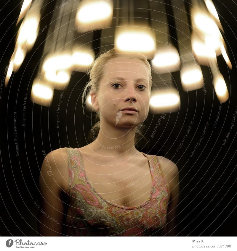 Schwindel Mensch Junge Frau Jugendliche 1 18-30 Jahre Erwachsene leuchten Gefühle Stimmung Stress verstört Lampe Schwindelgefühl Farbfoto Nacht Kunstlicht Licht