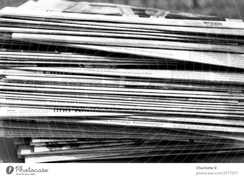 coronathoughts | Zeitungsstapel mit Corona-Berichterstattung #Corona zeitungen Pandemie Coronavirus Virus berichterstattung Schwarzweißfoto Journalismus Papier