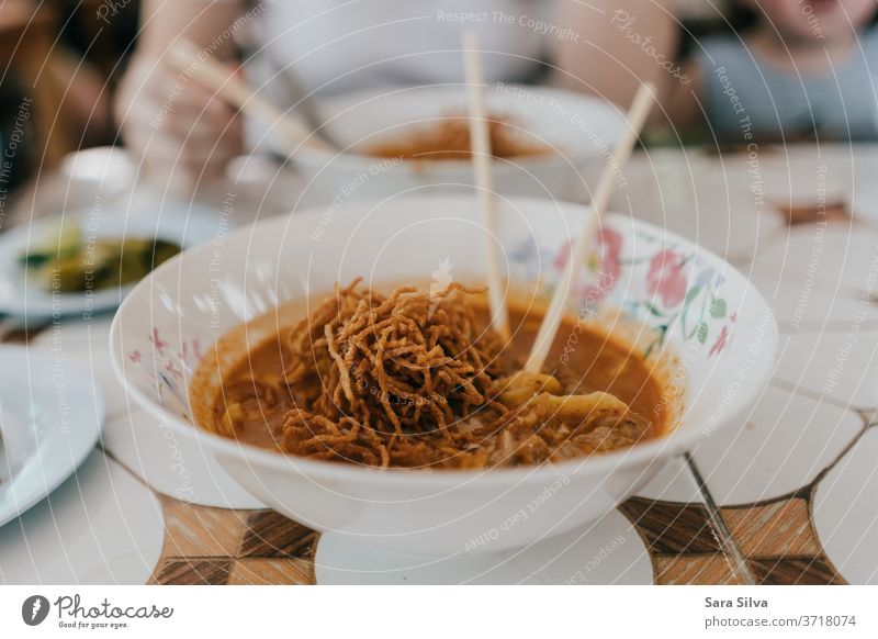 Khao soi khao soi Thai-Food Thailand Asiatische Küche Foodfotografie Lebensmittel Nudeln