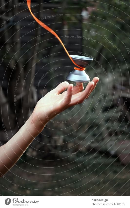 Yo-Yo Spiel, Fingerspin Jugendliche Freude Sport Freizeit & Hobby Glück Lifestyle Bewegung im Freien sportlich Übung aktiv Junge Hand Schnurspiel Faden Yoyo