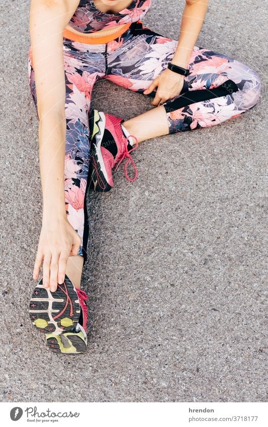 junge Frau, die sich zum Laufen streckt Athlet Sport Fitness rennen strecken passen Läufer Training Übung Lifestyle Gesundheit Start sportlich laufen Stärke
