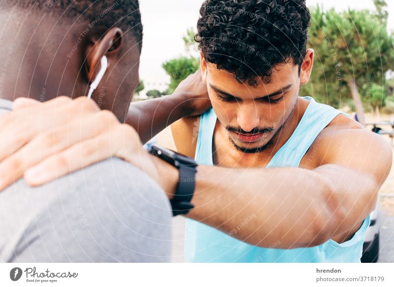 zwei junge Männer wärmen sich vor dem Training auf strecken Sport Fitness trainiert. Übung Anfänge Bonden Läufer Stehen Zusammensein Zusammengehörigkeitsgefühl