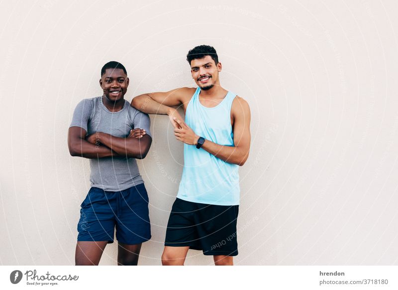 zwei in Sportkleidung gekleidete junge Männer Mann männlich Athlet Übung Fitness Gesundheit Lifestyle Sportbekleidung schwarz gutaussehend Training Zusammensein