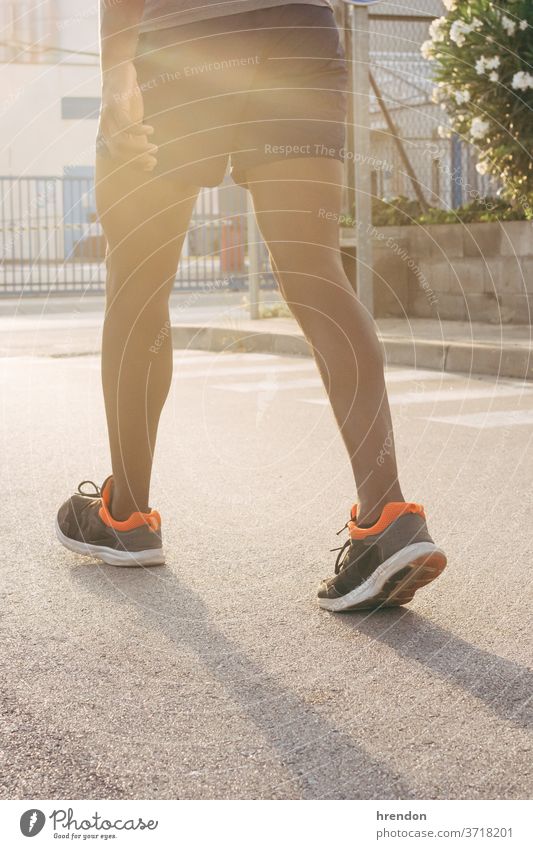Nahaufnahme eines laufenden Mannes nicht erkennbare Person Lifestyle Sonnenlicht trainiert. im Freien Gesunder Lebensstil Schuh Joggen Sport rennen