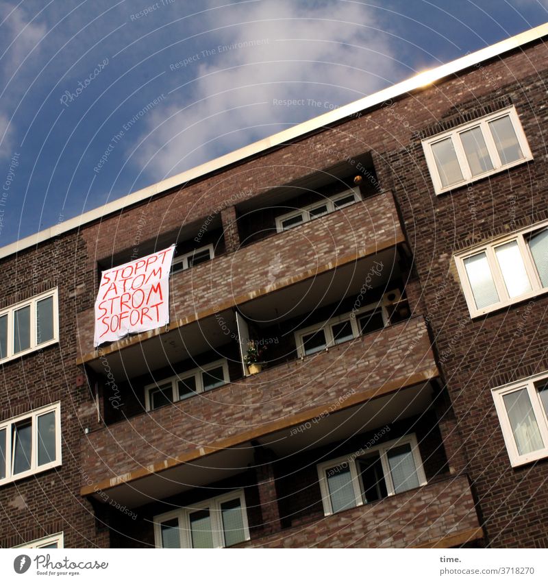 Ansage (1) haus plakat widerstand demonstration balkon atomstrom Energiewirtschaft Erneuerbare Energie fenster backstein himmel wolken sonnig sonnenlicht