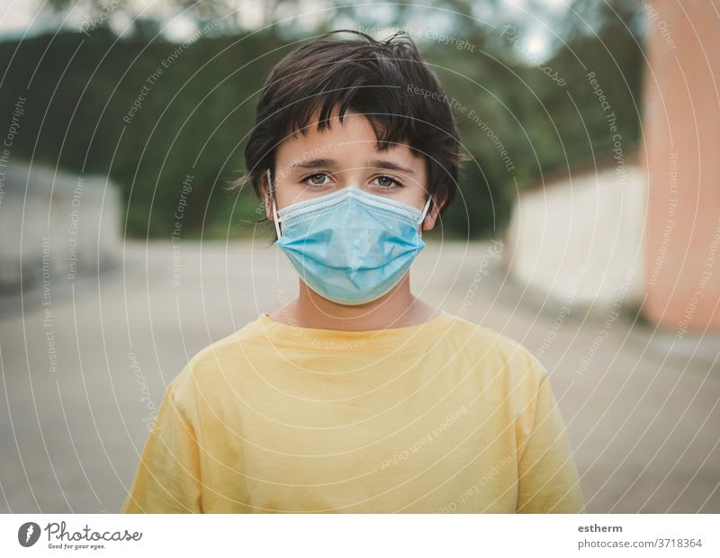 Nahaufnahme eines Kindes mit medizinischer Maske Coronavirus Virus medizinische Maske Seuche Pandemie Quarantäne covid-19 Symptom Medizin Gesundheit Mundschutz