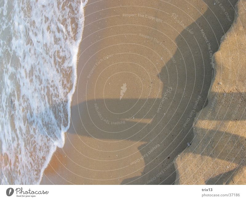 schatten im sand Meer Strand Wellen Wölbung Länge Schaum Europa Sonne Schatten