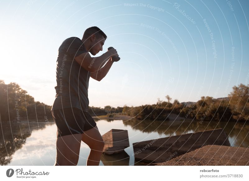 Mann trainiert neben dem Fluss männlich sportlich Sport Jogger Brücke Gesundheit Training im Freien Lifestyle aktiv Athlet Himmel Läufer arbeiten Männer Fitness