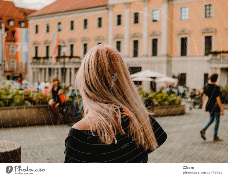 Junge Frau auf dem Bismarckplatz in Regensburg junge frau regensburg bismarckplatz streetlife straße stadt urban sommer sonne lifestyle öffentlicher Raum blond