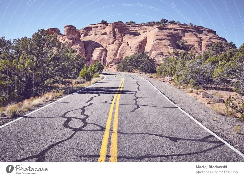 Panoramastraße im Colorado National Monument Park, USA. Straße Ausflug reisen Sommer gefiltert Asphalt Autobahn Markierung Fahrspuren Abenteuer Reise Autoreise