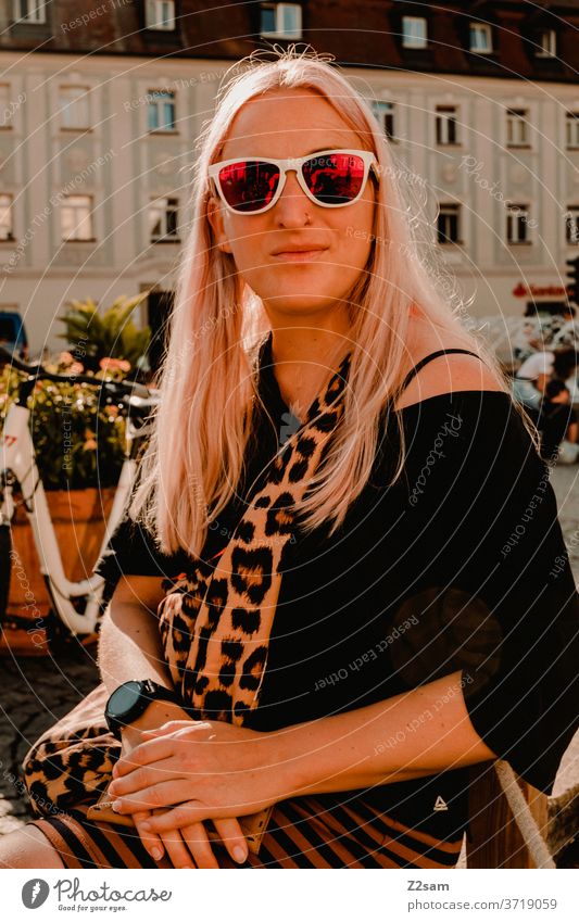 Junge Frau in der Innenstadt von Regensburg City regensburg bayern Seeightsing leopardenmuster sonnebrille sommer mode modedesign Farbfoto Mensch schön