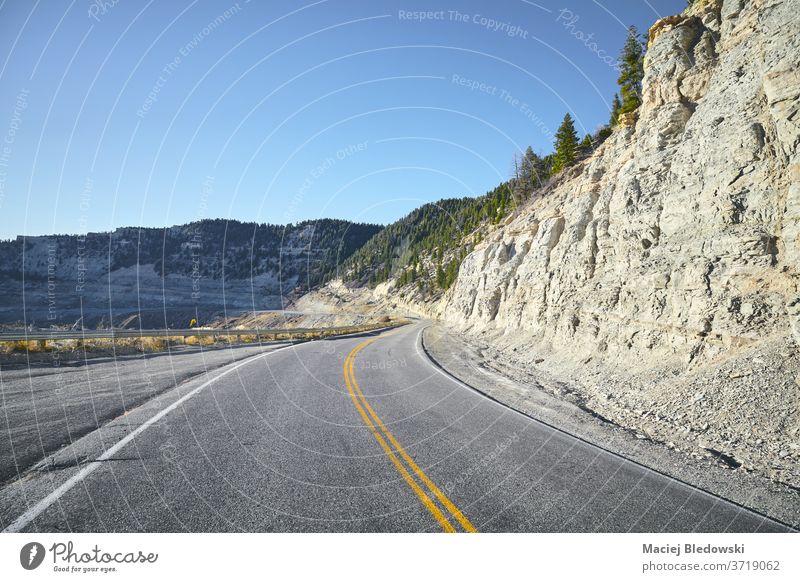 Panoramastraße, Reisekonzept. Straße Ausflug reisen Sommer Colorado Berge gefiltert Autobahn Markierung Fahrspuren Abenteuer Autoreise Landschaft Natur USA