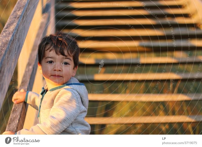 süßes Kind auf Holztreppe Junge Treppe Bewegung Lebensstile im Freien Freizeit & Hobby Außenaufnahme Spielen Gefolgsleute Follow-up Glaube und Religion kindlich