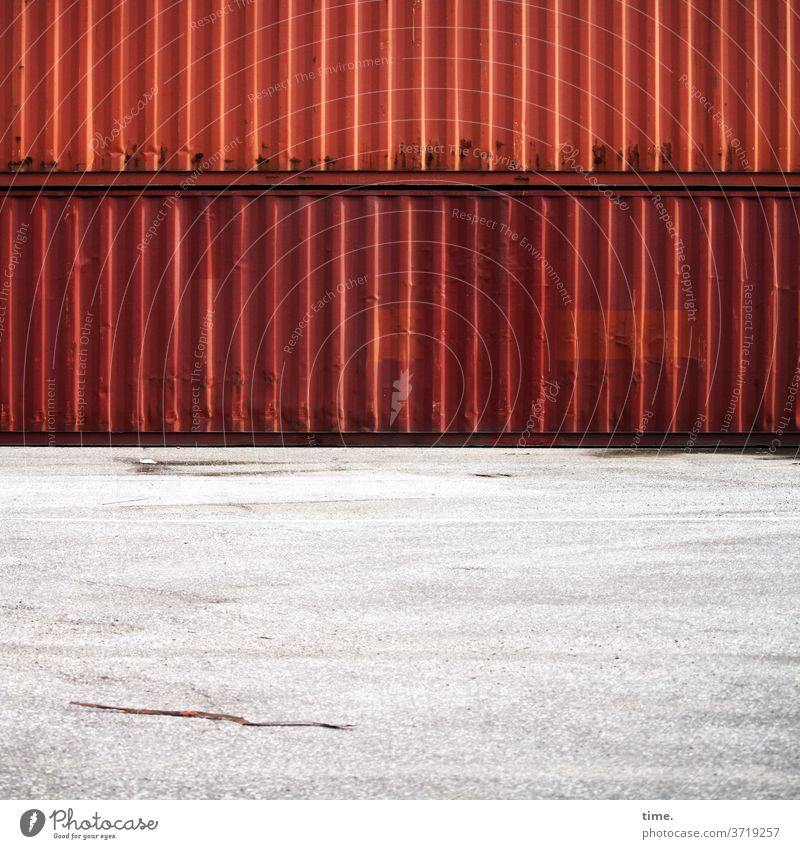 Materialträger auf Trägermaterial (1) container metall eisen tageslicht blech stein beton boden gestapelt linien streifen rot schwer platz hof firmenhof