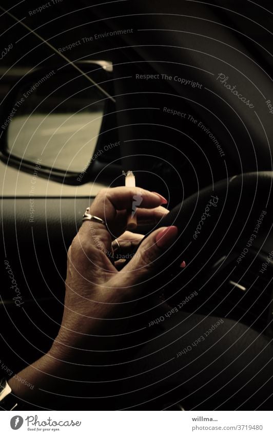 Fahr-Lässigkeit Rauchen Autofahren Hand Zigarette Fahrerin Lenkrad PKW lenken Konzentration Ablenkung lackierte Fingernägel Fahrzeug Verkehr Frau fahrlässig