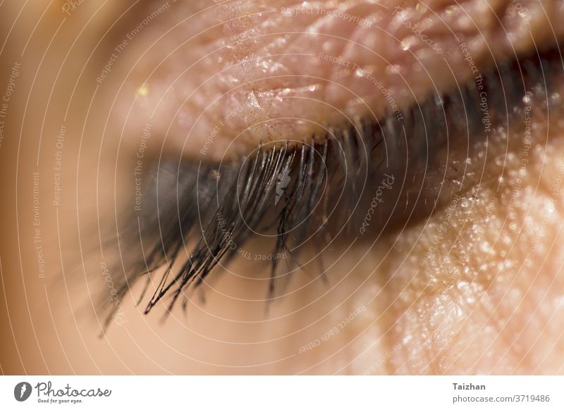 Makroaufnahme des menschlichen Augenlids und der Wimpern in. Tageslicht Nahaufnahme zugeklappt Haut Person Frau Erwachsener Schönheit Sauberkeit Gesundheit