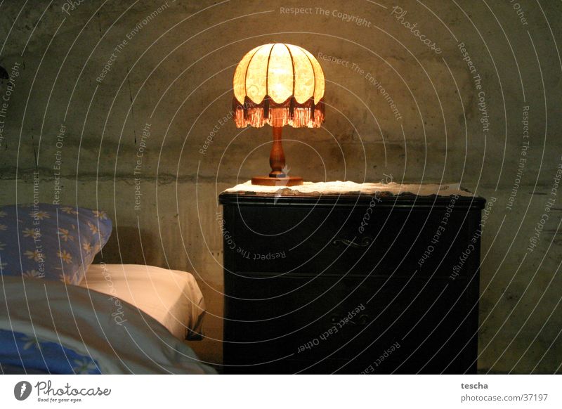Sichtbettonbett Bett schlafen Hotelzimmer Nacht Architektur Nachttischlampe