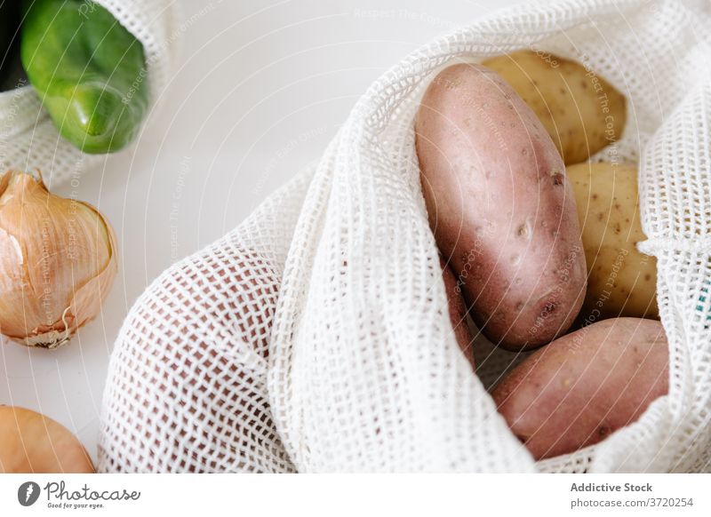 Gemüsesortiment in Säcken auf dem Tisch Sack Tasche umweltfreundlich Kartoffel Zwiebel Paprika Lebensmittelgeschäft Öko Ökologie wiederverwenden Küche Gewebe