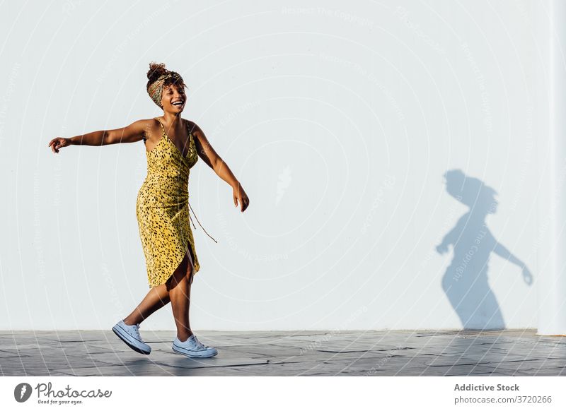 Sorglose ethnische Frau auf der Straße sorgenfrei sich umdrehen Freiheit Freude Spaß haben urban trendy Stil Großstadt Afroamerikaner schwarz Sommer Optimist