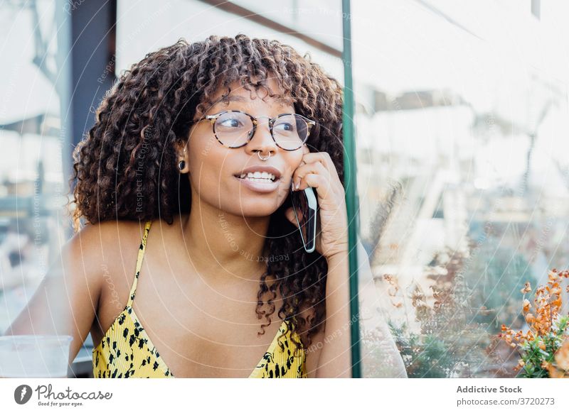 Schwarze Frau spricht auf Smartphone reden benutzend Café sich[Akk] entspannen unterhalten Gespräch sprechen Kommunizieren ethnisch schwarz Afroamerikaner
