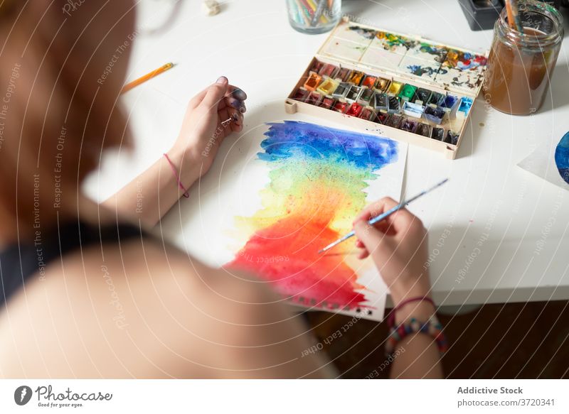 Talentierter Künstler malt auf Papier Wasserfarbe Malerei Farbe Frau Anstreicher Aquarell Spektrum Kunst Fähigkeit kreativ Arbeit kreieren Design Handwerk