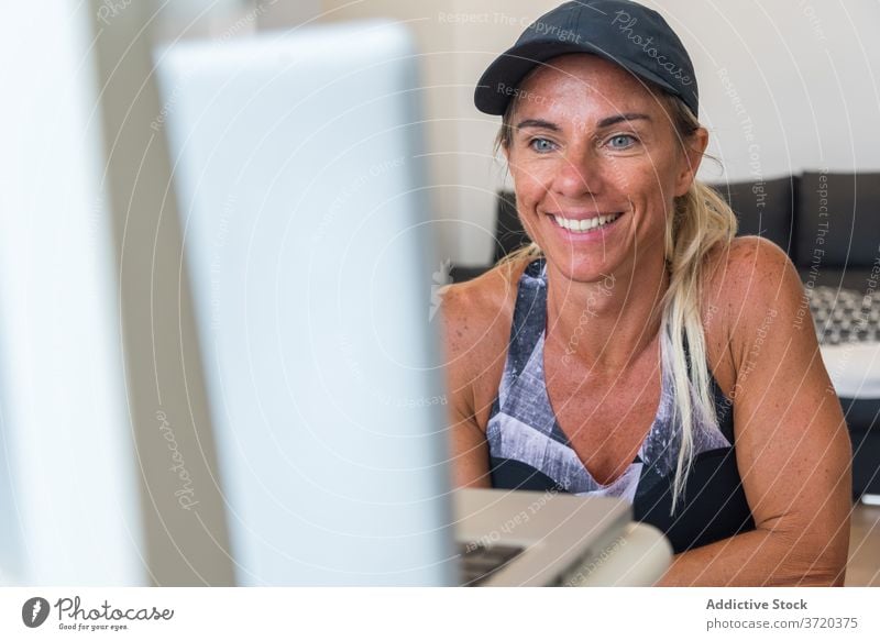Sportlerin schaut Online-Tutorial zu Hause heimwärts Training online Frau zuschauen vorbereiten benutzend Laptop Athlet Sportbekleidung Video Internet passen