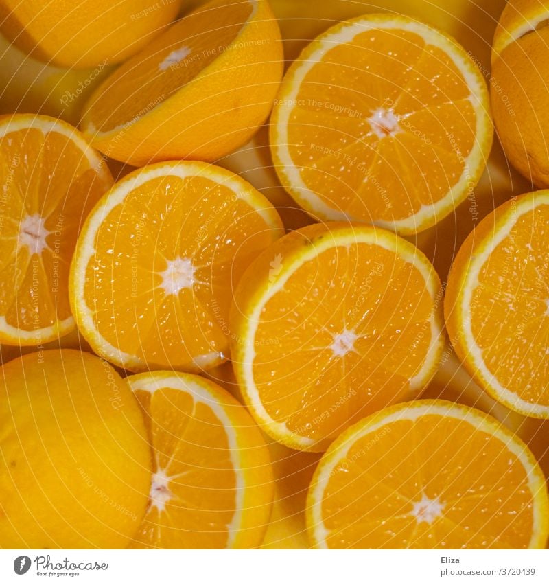 Halbierte Orangen, die gleich zu leckerem frischen Orangensaft gepresst werden Saftorangen pressen halbiert Hälften süß fruchtig gesund Vitamine Zitrusfrüchte