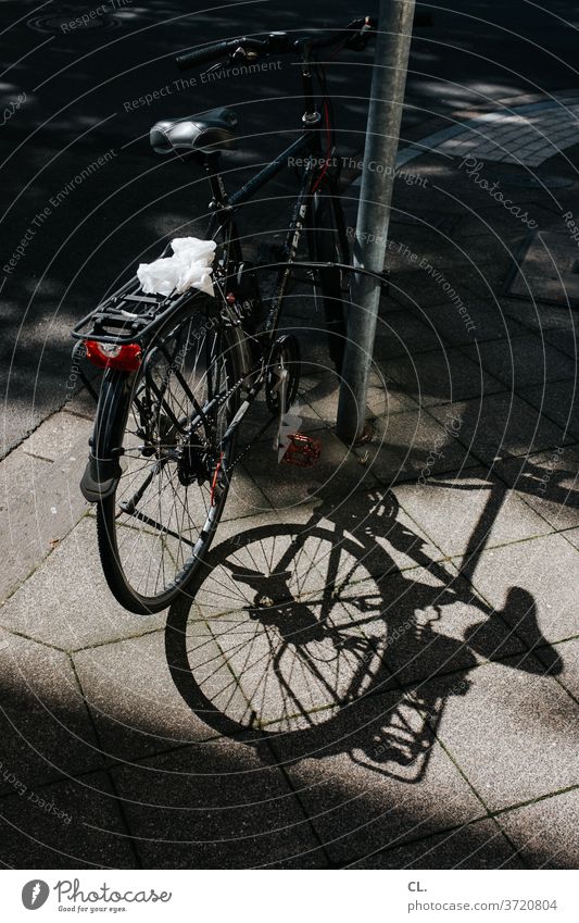 fahrrad Fahrrad Sicherheit parken Kettenschloss Poller fahrradschloss Wege & Pfade gehweg Verkehrsmittel Menschenleer Schatten