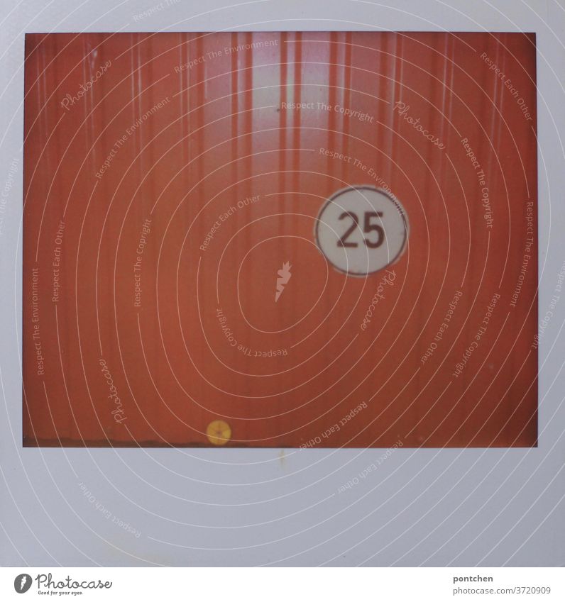 Vorfreude|auf den 25. Geburtstag. Garage Nummer 25 zahl polaroid garage orange garagentor Tor kennzeichnung geschlossen Einfahrt
