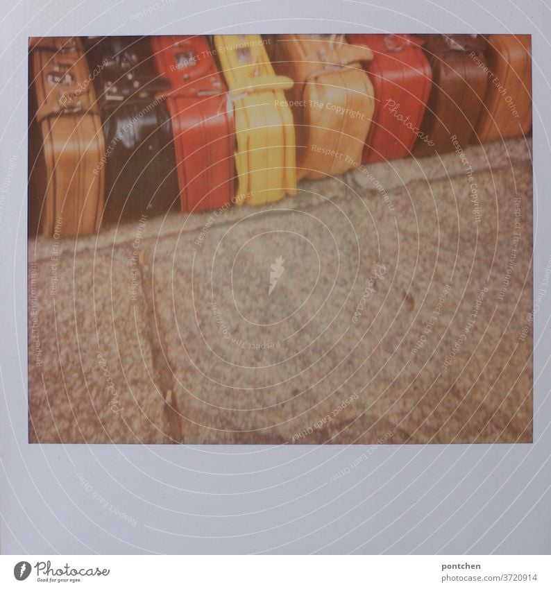 Vorfreude| die Koffer sind gepackt bunt reise urlaub verreisen Ferien & Urlaub & Reisen Tourismus Gepäck Abenteuer Polaroid schwarzrotgold Deutschland flagge