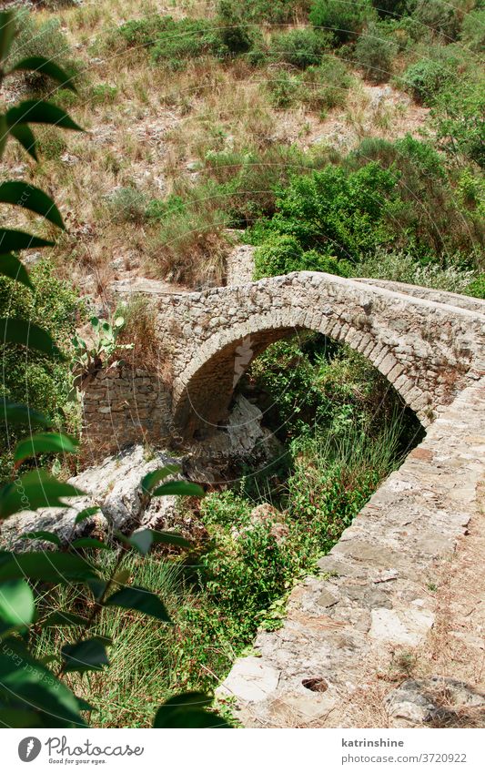 Eine mittelalterliche Brücke in Kampanien, Italien. cilento Campania Auso Fluss Trekking Ruinen Stein antik Natur im Freien Tourismus reisen Nationalpark