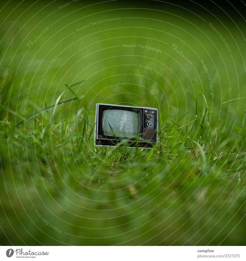 imgrünen.tv Fernseher TV Vintage sperrmüll Müll Abfall kaputt 70er Jahre 80er jahre wegschmeisen alt Fernseher, Fernsehen Screen Technologie Programm gras wiese