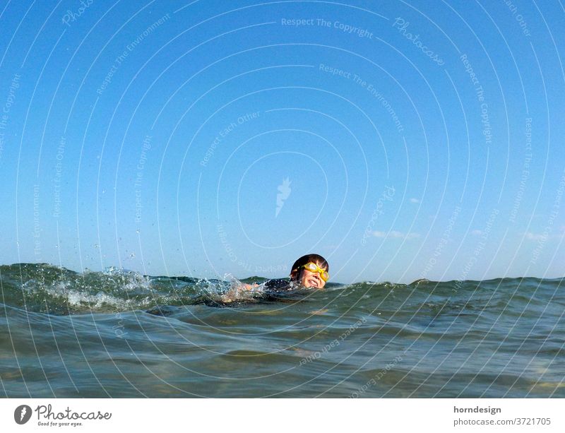 Junge schwimmt im Meer Sommer Baden Schwimmen Ostsee Sommerurlaub Schwimmbrille Wasser Freude Spaß Sonne Urlaub Ferien Freizeit