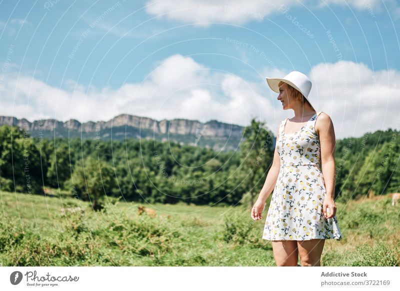 Ruhige Frau im Feld im Sommer Wiese Berge u. Gebirge Tal sorgenfrei Gelassenheit Kuh Weide Hochland Kleid Hut Gras friedlich grün Natur Freiheit ruhig Hügel