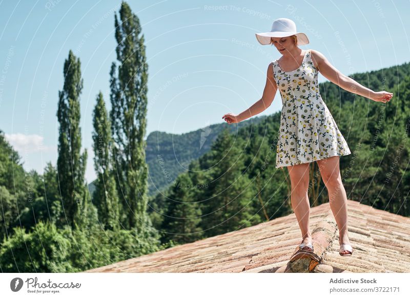 Ruhige Frau steht auf dem Dach im Sommer Dachterrasse Stehen sich[Akk] entspannen Berge u. Gebirge ruhig Fliesen u. Kacheln Hochland Natur Sonnenlicht