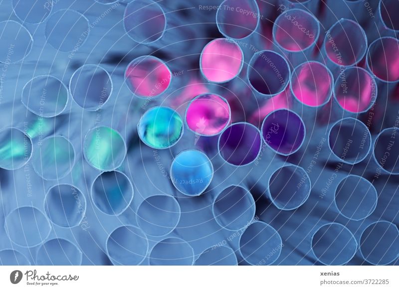 Rosa, lila, blaues und grünes buntes Leuchten innerhalb bläulich durchscheinenden Röhren - eine fröhliche bunte Mischung Trinkhalme digital Makro rosa Menge