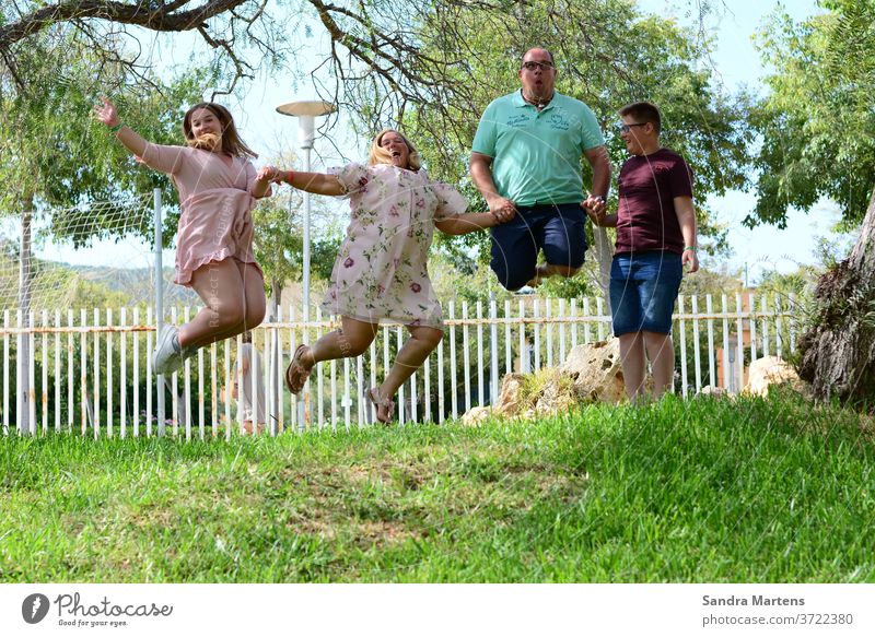 Happy Family Familie springt in die Luft Glückliche Familie Familienurlaub Mutter Vater Tochter Sohn Verrückte Familie Urlaubsfoto