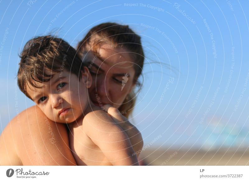 Mutter, die ein Kind im Arm hält Badeurlaub Strand Freude Warmherzigkeit Gelassenheit Windstille Sonnenlicht Traurigkeit Zeit Sehnsucht Ausdauer Kontakt Sommer