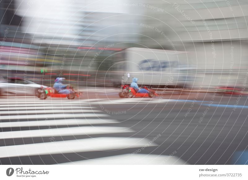 Dynamisch in Japan unterwegs dynamisch Straßenverkehr Außenaufnahme Bewegung Verkehrswege Verkehrsmittel fahren Farbfoto Autofahren Fahrzeug Geschwindigkeit