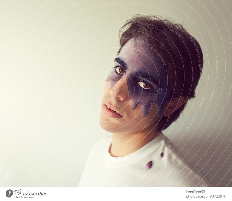 Porträt eines Mannes mit einer lila Substanz, die aus seinem Gesicht tropft Krankheit Infektion purpur Fieber Textfreiraum Coronavirus Bund 19 krank jung