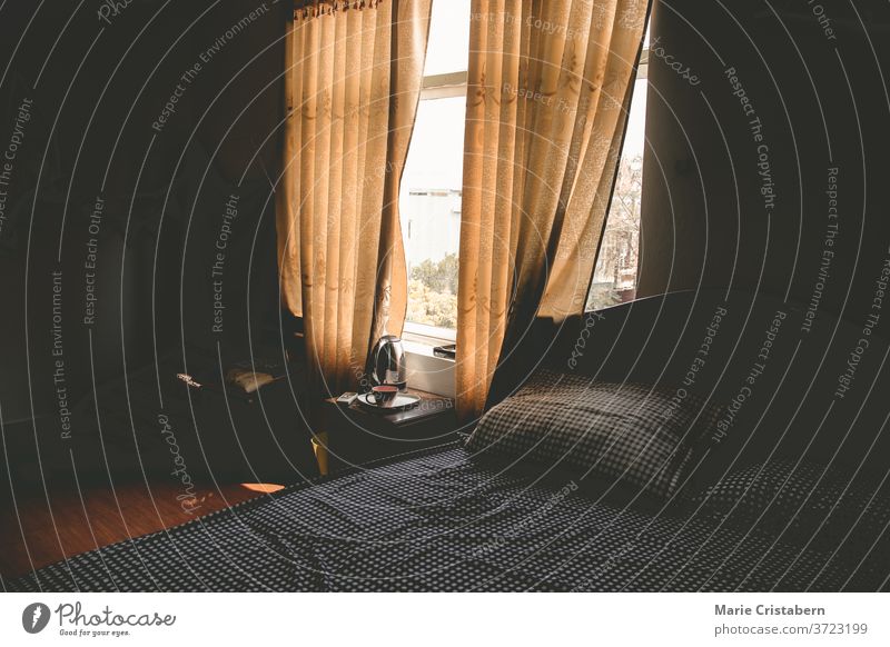 Schummrig beleuchtetes leeres Schlafzimmer, das das Konzept der Abriegelung und Quarantäne während der Covid-19-Pandemie zeigt neue Normale dunkles Schlafzimmer