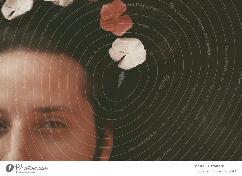Konzeptionelles Foto eines Mannes mit Blumenkrone, das das Konzept des Frühlings, der Sexualität, der Igbtq-Gemeinschaft und der Feier des Stolz-Monats zeigt