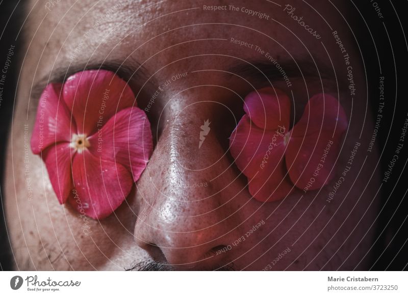 Konzeptuelles Porträt eines Mannes mit Blumen, die seine Augen bedecken Gesicht geheimnisvoll Hintergrund Mysterium Kaukasier Surrealismus Ruhe