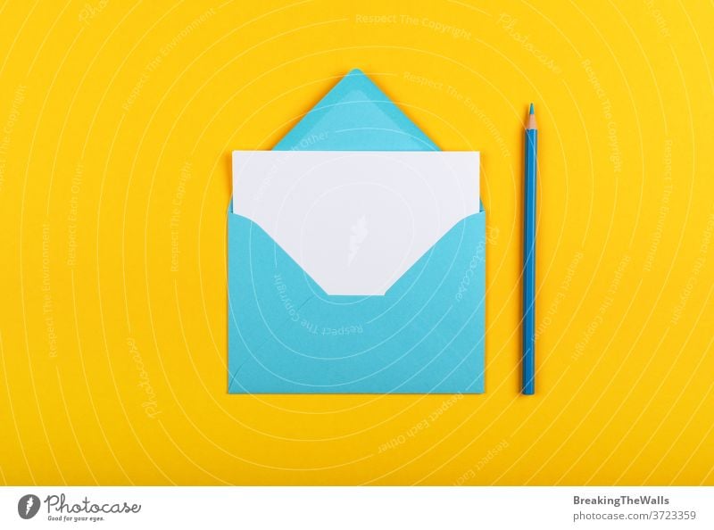 Blauen Papierumschlag über gelb öffnen Kuvert eine weiß Schot Bleistift hölzern blau Pastell lebhaft Hintergrund Nahaufnahme Farbe farbenfroh mehrfarbig