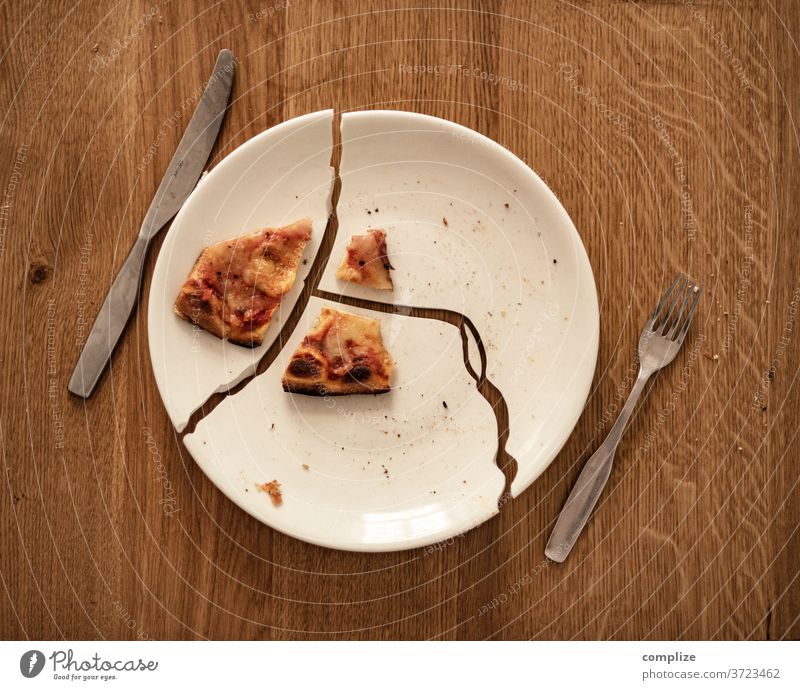 1 Stück Pizza Teller kaputt zerstört pizzaria Gastronomie Restaurant Insolvenz stücke zerstückelt gebrochen Scherben unglückliche Stimmung Essen