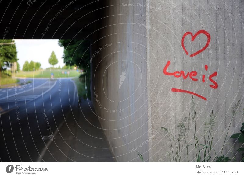 Liebe ist ... Graffiti Liebeserklärung Schrift Symbol Herz Gefühl Schriftzug Romantik Zeichen Verliebtheit Schriftzeichen Liebesbekundung Liebesgruß gesprayt