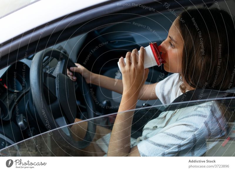 Zufriedene Frau trinkt Kaffee im Auto Fahrer trinken PKW Arbeitsweg Morgen Laufwerk Imbissbude Automobil Getränk zum Mitnehmen Tasse frisch modern Dame Verkehr