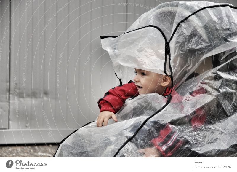 wetterfest maskulin Kind Junge Kopf 1 Mensch 1-3 Jahre Kleinkind Wetter schlechtes Wetter Regen Kinderwagen Jacke Regenschirm beobachten fahren Blick Neugier