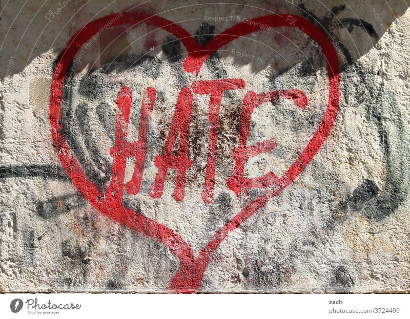 Love & Hate Graffiti streetart Street Mauer Wandmalereien Fassade Botschaft Buchstaben Ziffern & Zahlen Liebe Herz Romantik Hass Wut Zerissenheit unentschlossen