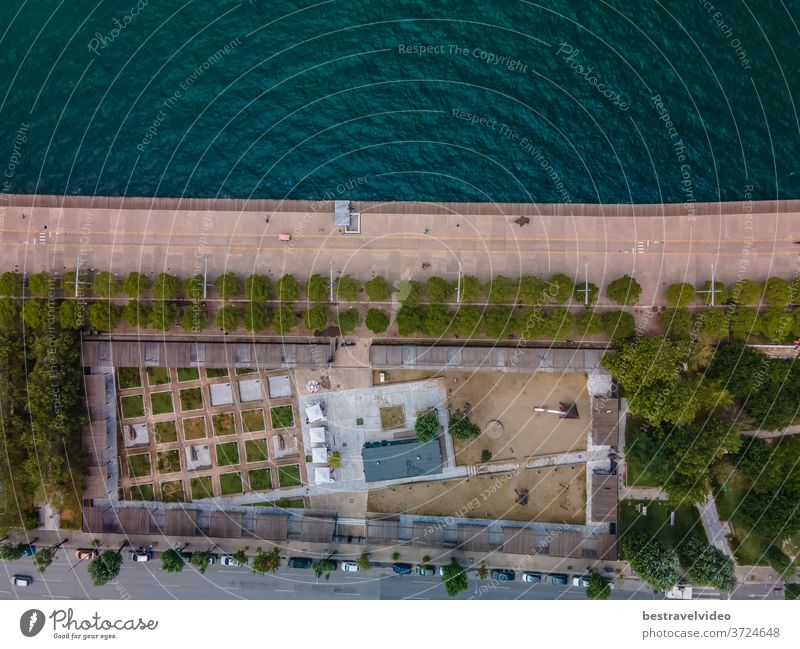 Thessaloniki, Griechenland Luftaufnahme der Drohnen-Landschaft mit Blick auf das renovierte Hafenviertel mit Fahrradweg. Tages-Top-Panorama der europäischen Stadt mit Grünanlagen & Fußgängerzonenpromenade vor einer ruhigen Strandpromenade.